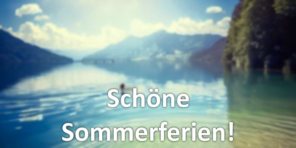 Schriftzug 'Schöne Sommerferien', im Hintergrund ein sonniger Tag an einem See inmitten von Bergen.